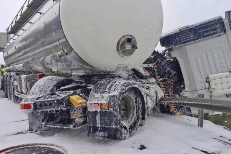 Un camión cisterna de una empresa de Tomelloso sufre un accidente en la A-7 a la altura de Los Barrios