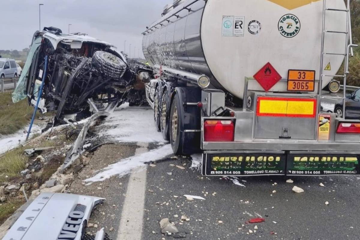 Un camión cisterna de una empresa de Tomelloso sufre un accidente en la A-7 a la altura de Los Barrios