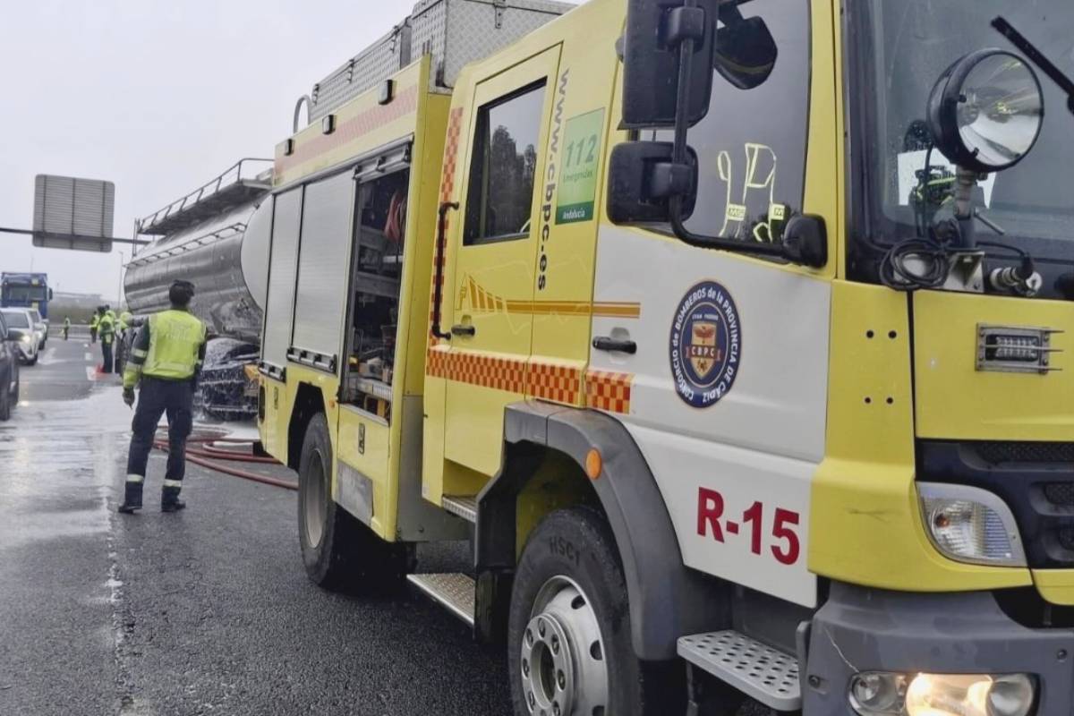 Un camión cisterna de una empresa de Tomelloso sufre un accidente en la A-7 a la altura de Los Barrios