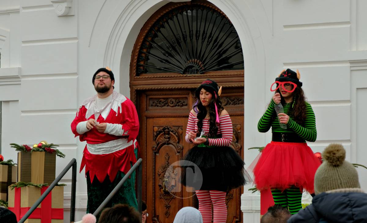 Las Campanadas Infantiles llenan de alegría la Plaza de España en la última mañana del año