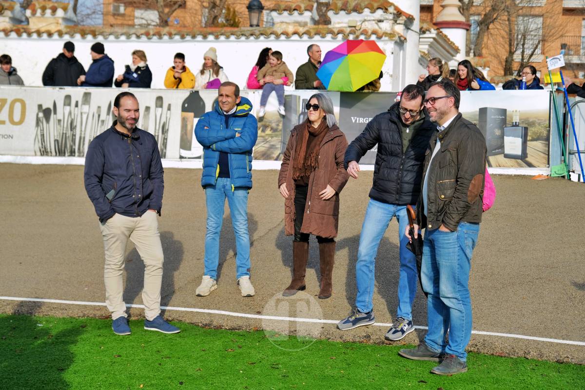 La Carrera Papá Noel llena el Estadio Paco Gálvez de deporte, risas y espíritu navideño