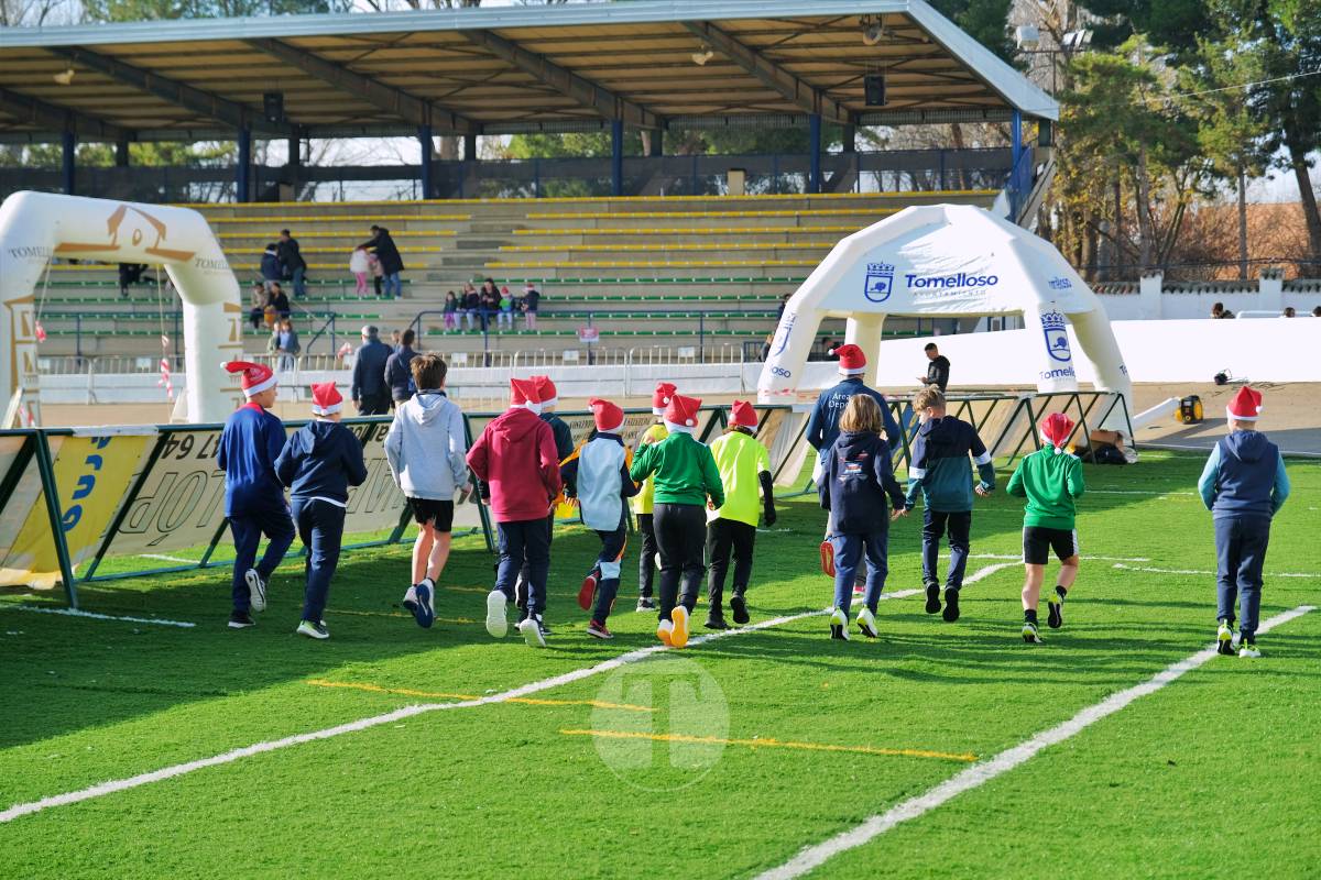 La Carrera Papá Noel llena el Estadio Paco Gálvez de deporte, risas y espíritu navideño
