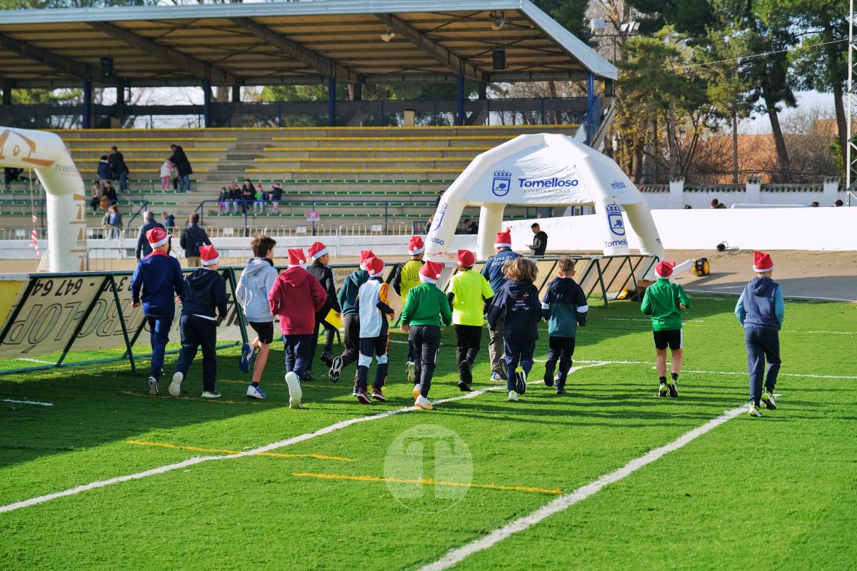 La Carrera Papá Noel llena el Estadio Paco Gálvez de deporte, risas y espíritu navideño