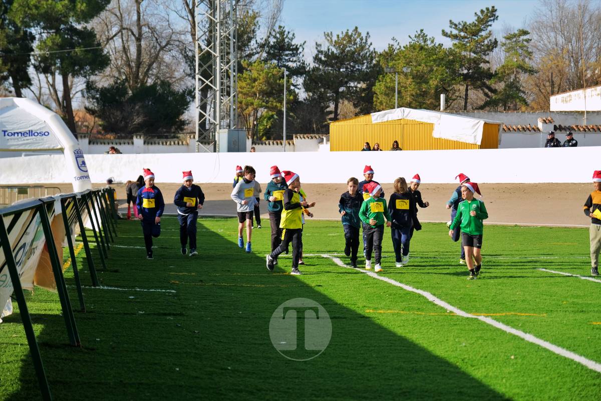 La Carrera Papá Noel llena el Estadio Paco Gálvez de deporte, risas y espíritu navideño