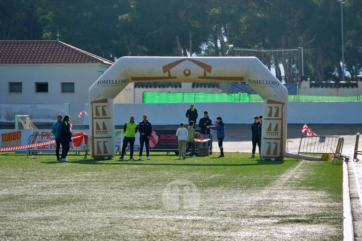 La Carrera Papá Noel llena el Estadio Paco Gálvez de deporte, risas y espíritu navideño