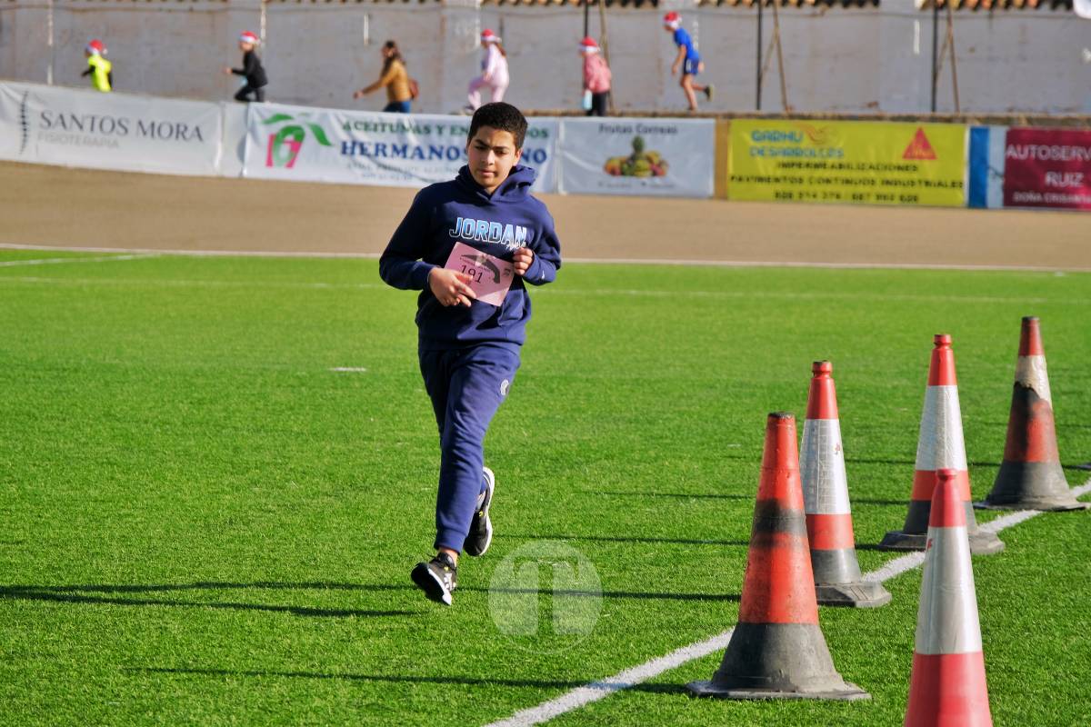 La Carrera Papá Noel llena el Estadio Paco Gálvez de deporte, risas y espíritu navideño