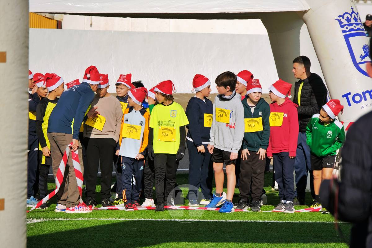 La Carrera Papá Noel llena el Estadio Paco Gálvez de deporte, risas y espíritu navideño