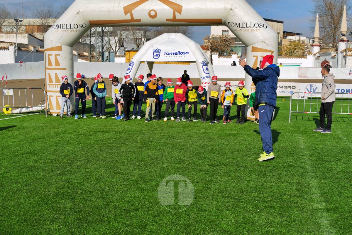 La Carrera Papá Noel llena el Estadio Paco Gálvez de deporte, risas y espíritu navideño