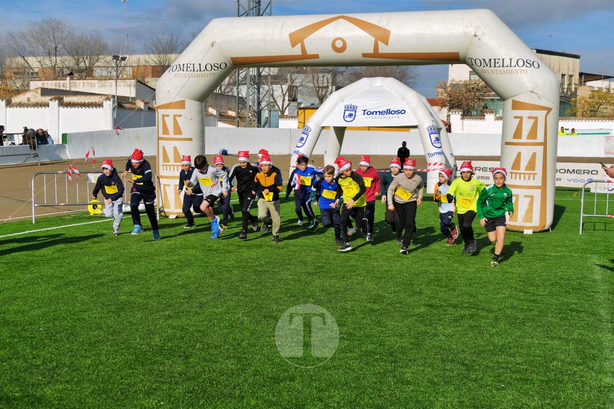 La Carrera Papá Noel llena el Estadio Paco Gálvez de deporte, risas y espíritu navideño