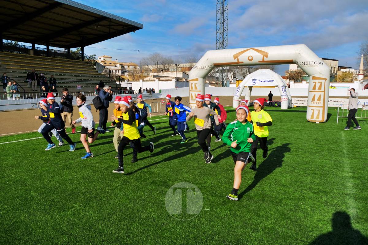 La Carrera Papá Noel llena el Estadio Paco Gálvez de deporte, risas y espíritu navideño