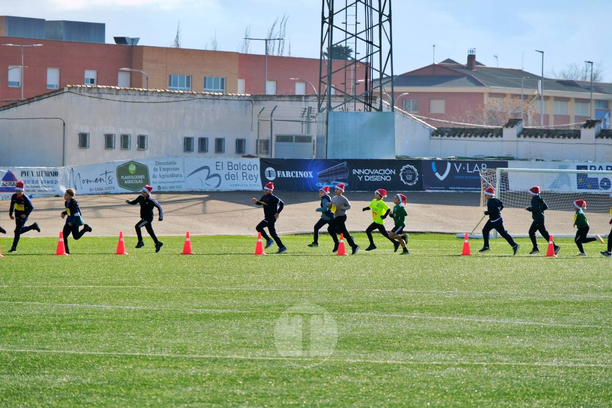 La Carrera Papá Noel llena el Estadio Paco Gálvez de deporte, risas y espíritu navideño