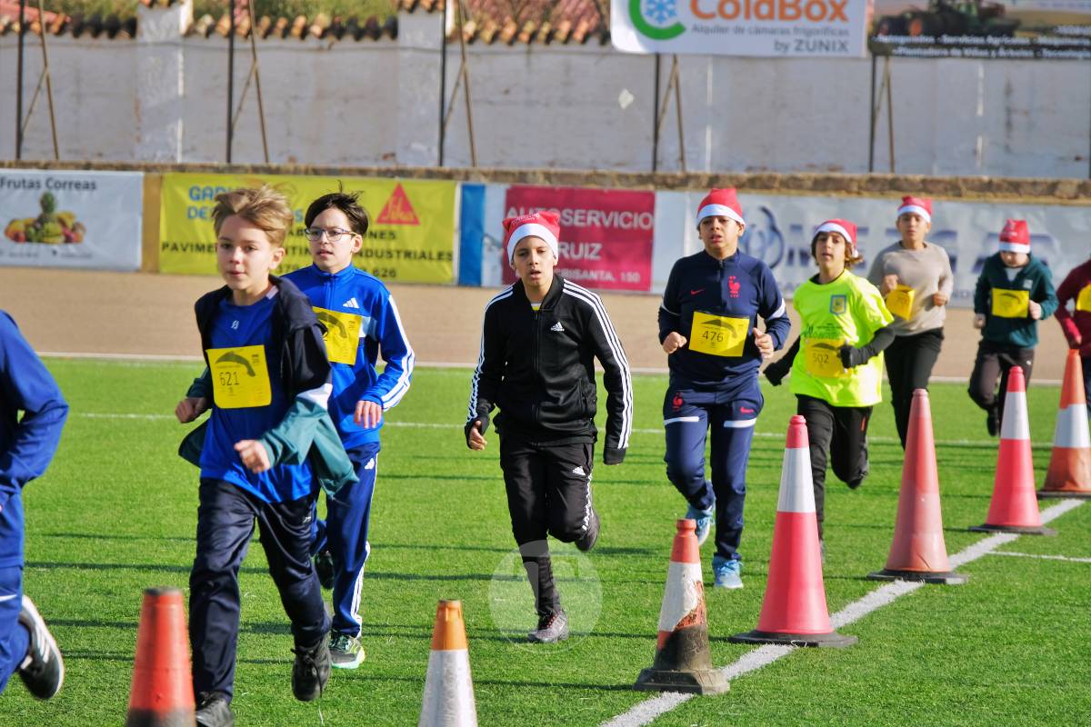 La Carrera Papá Noel llena el Estadio Paco Gálvez de deporte, risas y espíritu navideño