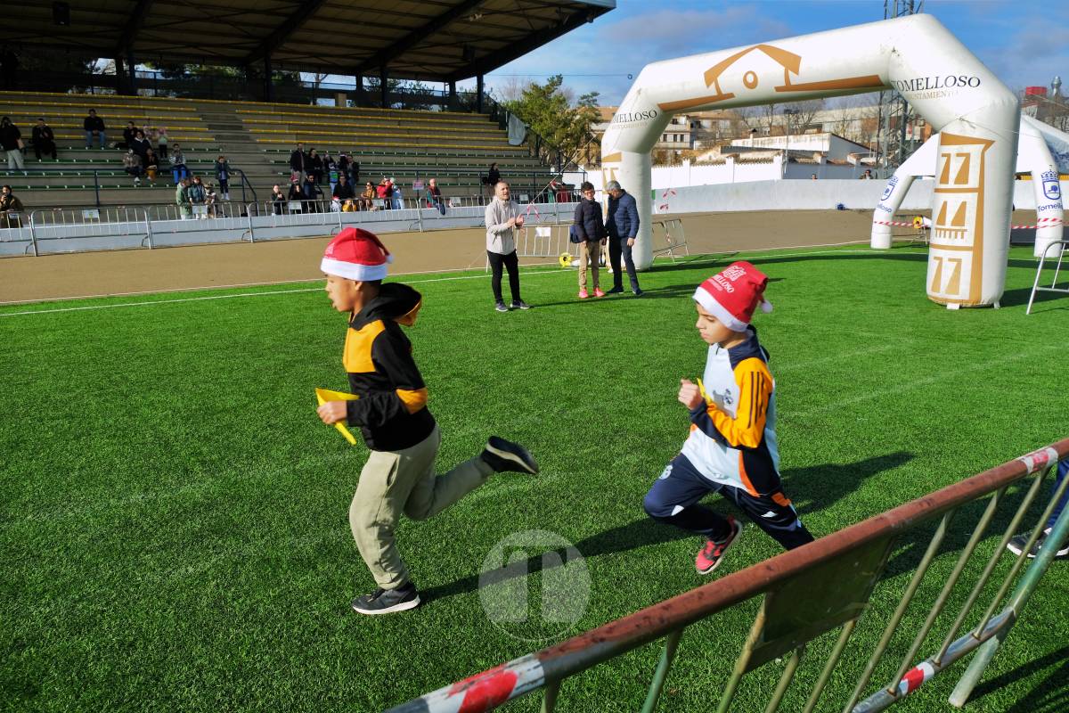 La Carrera Papá Noel llena el Estadio Paco Gálvez de deporte, risas y espíritu navideño