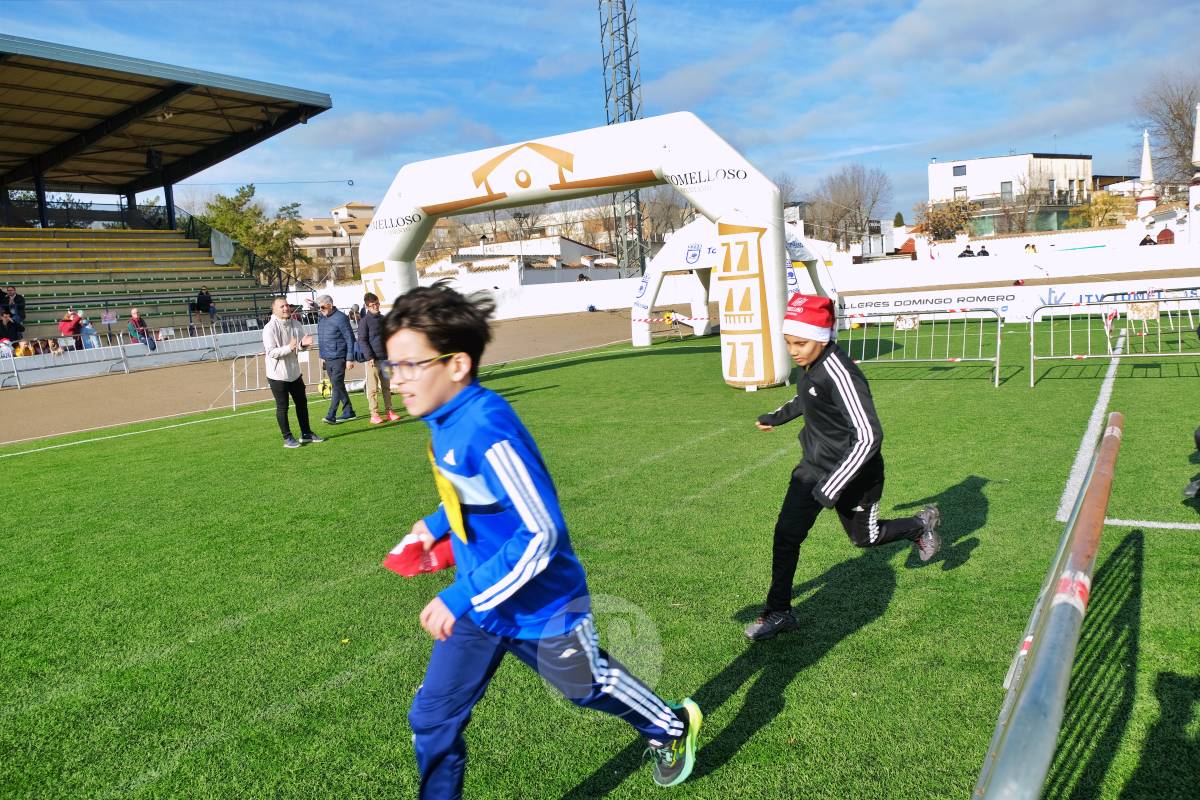 La Carrera Papá Noel llena el Estadio Paco Gálvez de deporte, risas y espíritu navideño