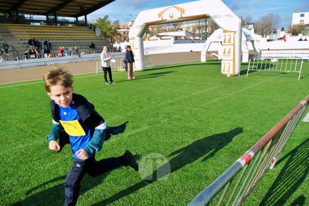 La Carrera Papá Noel llena el Estadio Paco Gálvez de deporte, risas y espíritu navideño