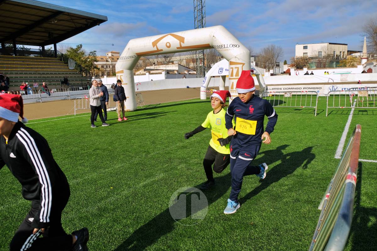 La Carrera Papá Noel llena el Estadio Paco Gálvez de deporte, risas y espíritu navideño