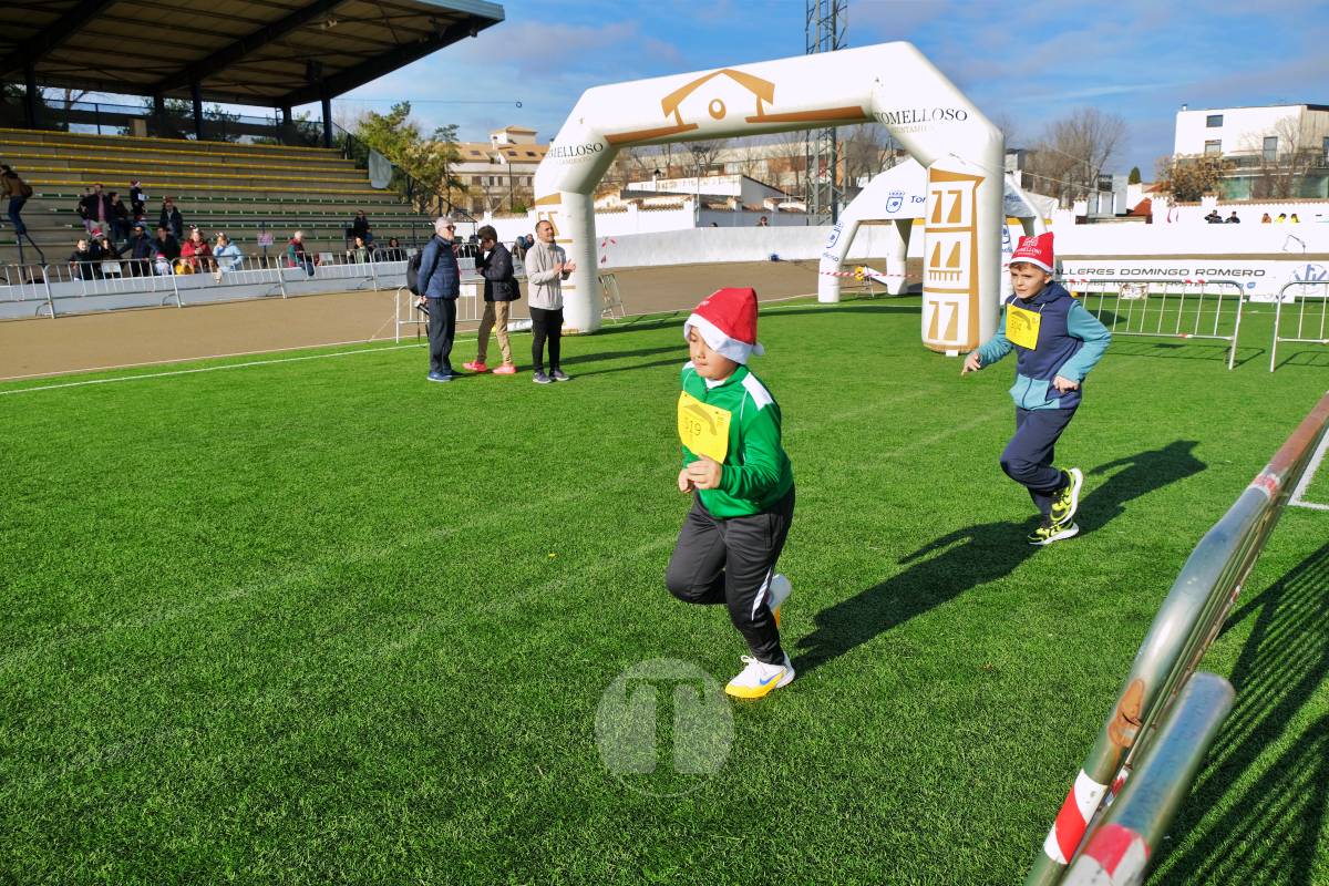 La Carrera Papá Noel llena el Estadio Paco Gálvez de deporte, risas y espíritu navideño