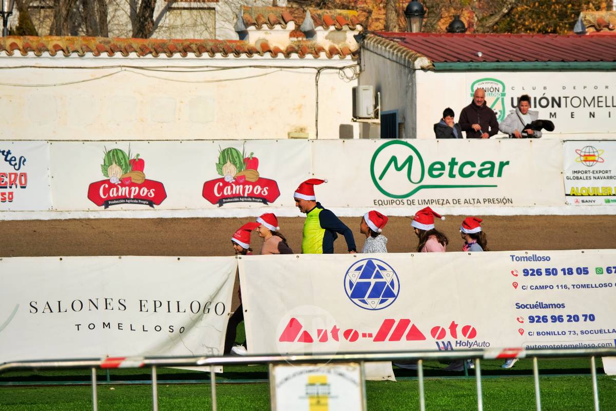 La Carrera Papá Noel llena el Estadio Paco Gálvez de deporte, risas y espíritu navideño