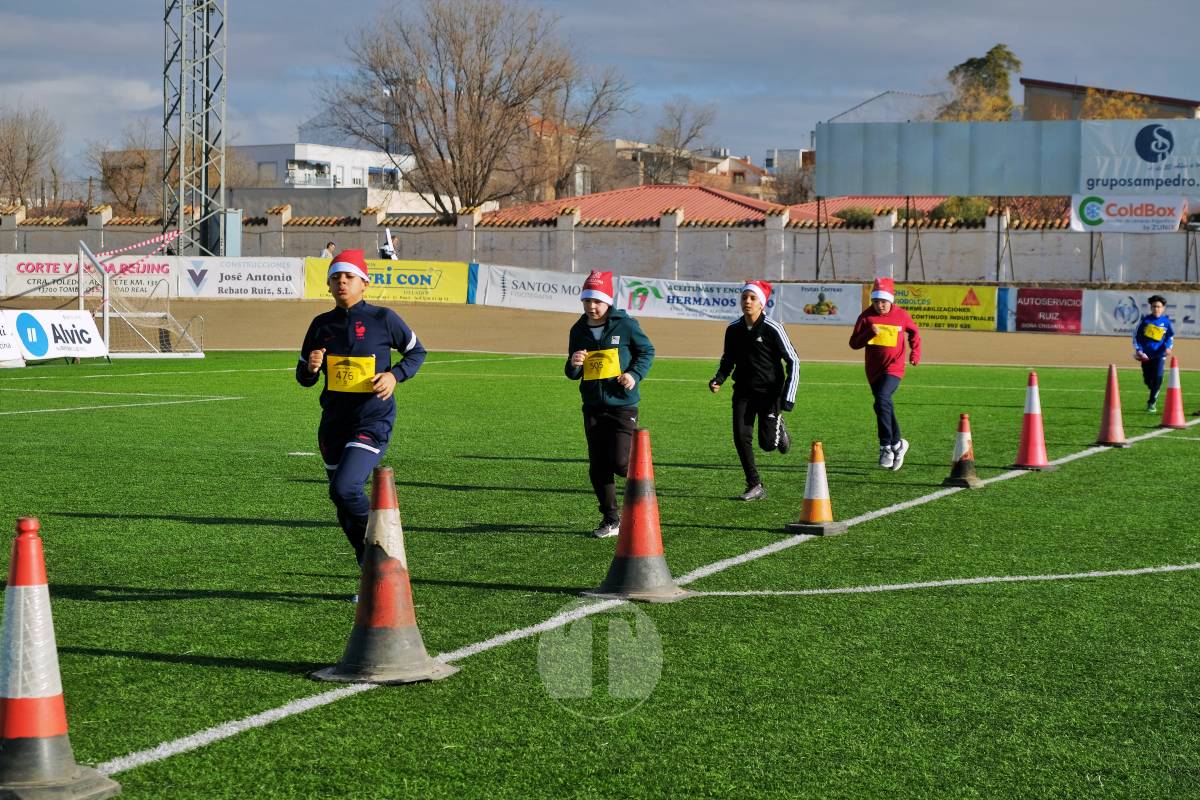 La Carrera Papá Noel llena el Estadio Paco Gálvez de deporte, risas y espíritu navideño