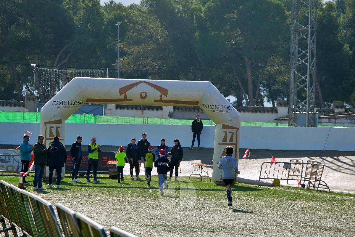 La Carrera Papá Noel llena el Estadio Paco Gálvez de deporte, risas y espíritu navideño
