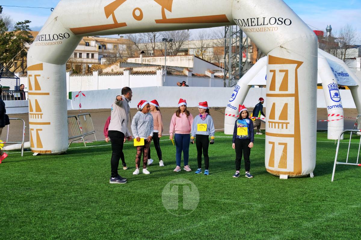 La Carrera Papá Noel llena el Estadio Paco Gálvez de deporte, risas y espíritu navideño
