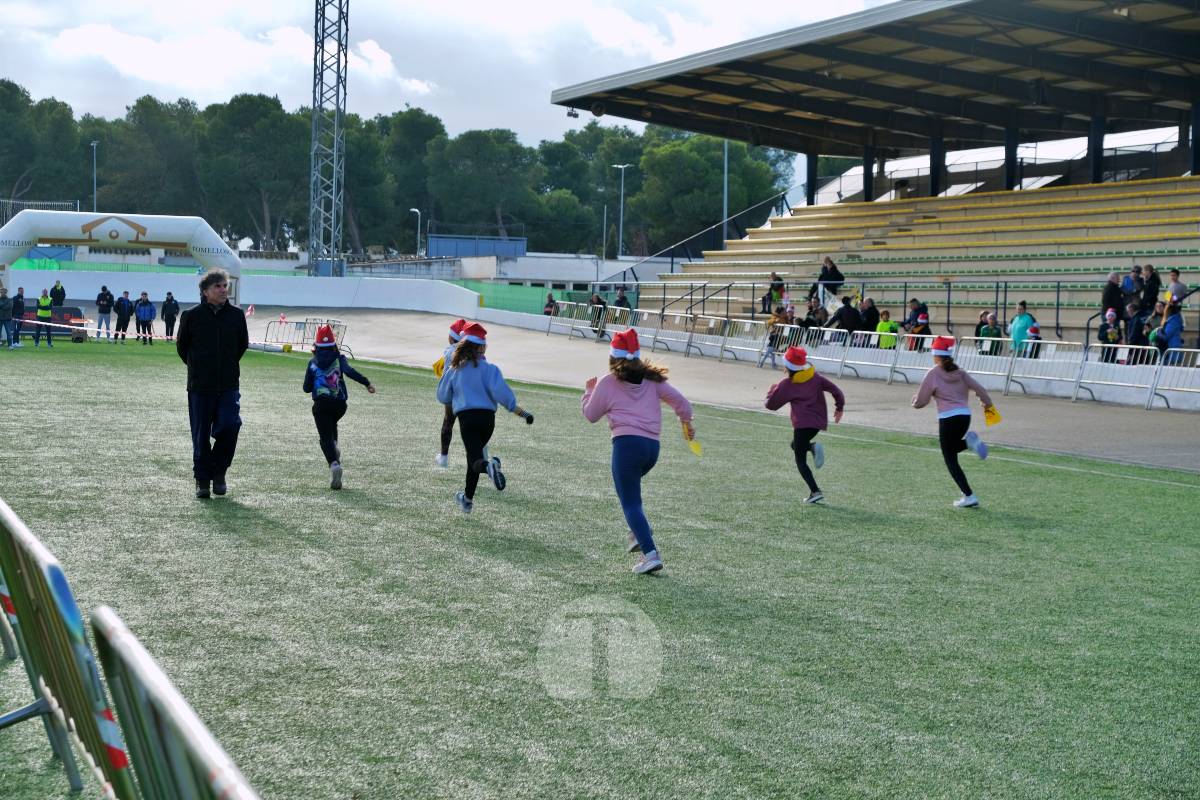 La Carrera Papá Noel llena el Estadio Paco Gálvez de deporte, risas y espíritu navideño