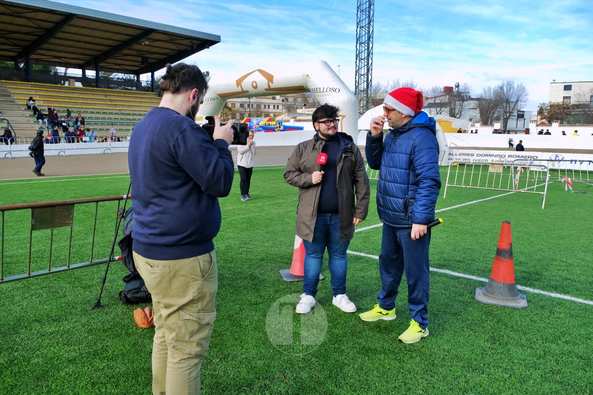 La Carrera Papá Noel llena el Estadio Paco Gálvez de deporte, risas y espíritu navideño