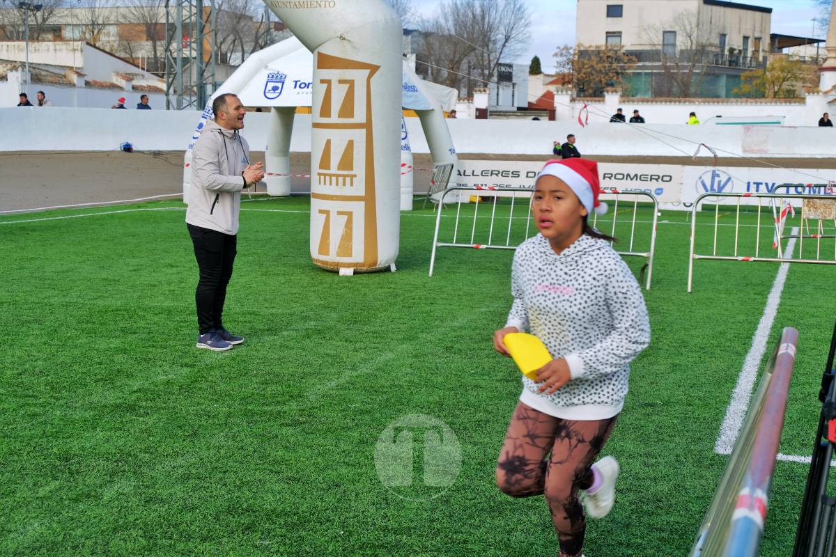La Carrera Papá Noel llena el Estadio Paco Gálvez de deporte, risas y espíritu navideño