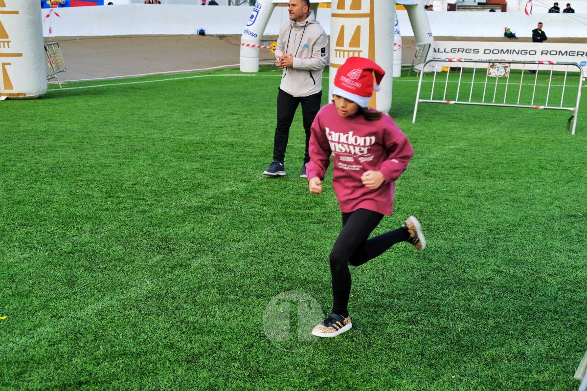 La Carrera Papá Noel llena el Estadio Paco Gálvez de deporte, risas y espíritu navideño