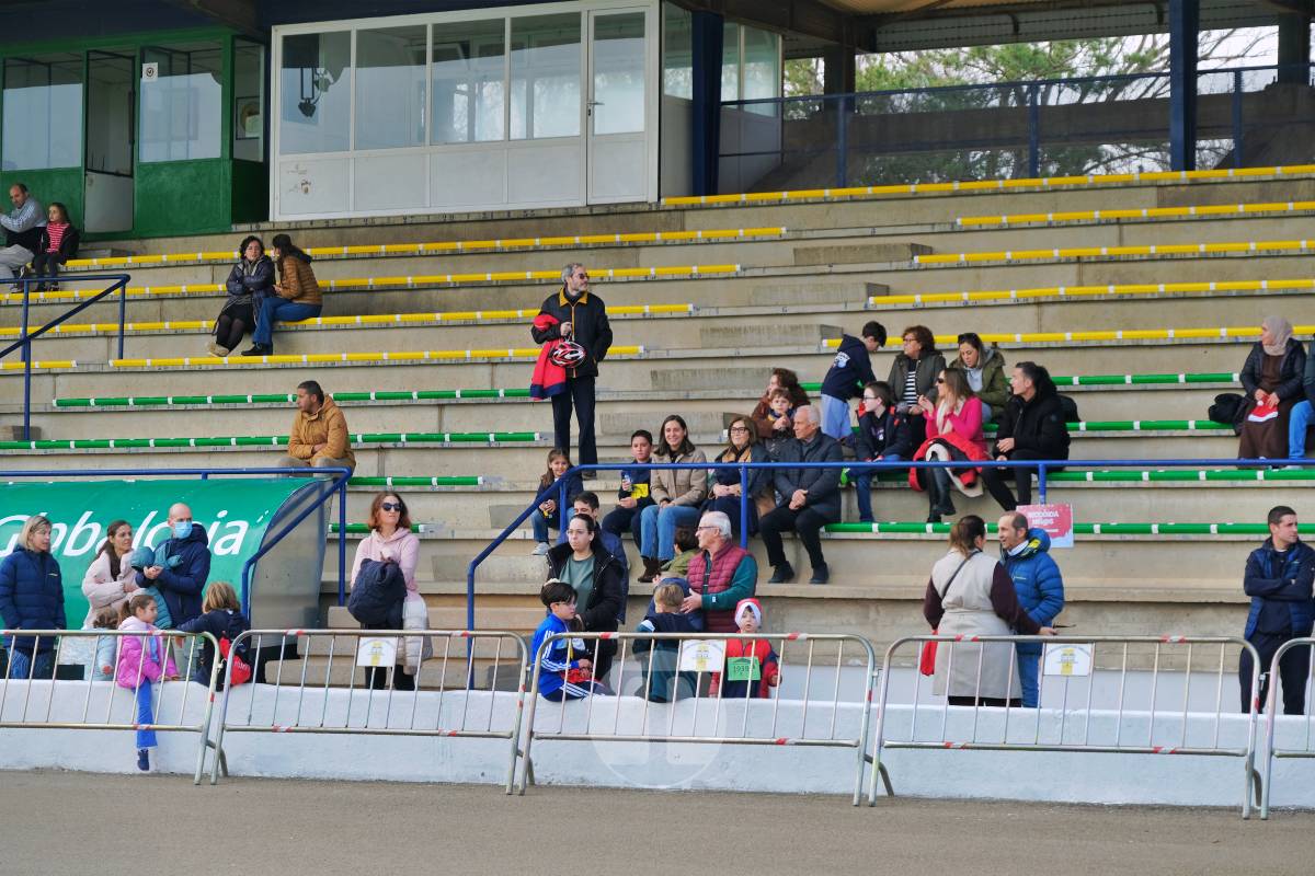 La Carrera Papá Noel llena el Estadio Paco Gálvez de deporte, risas y espíritu navideño