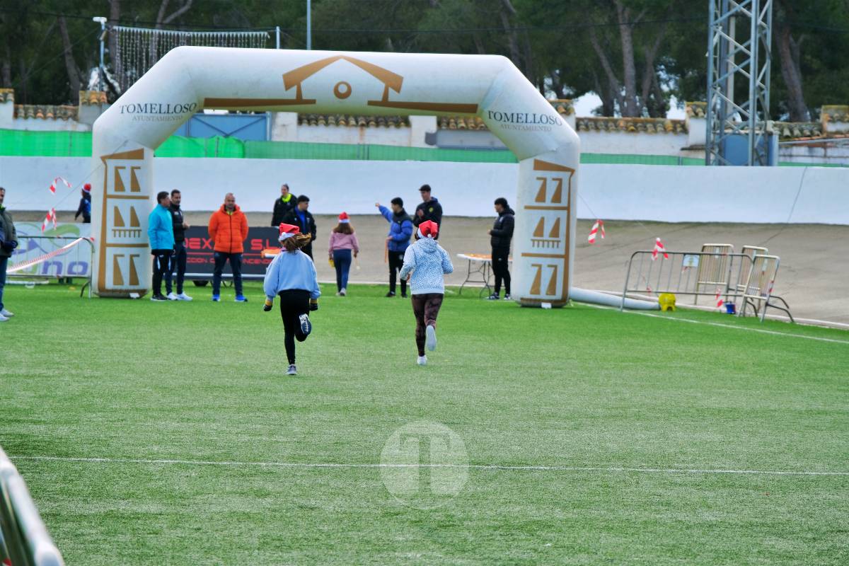 La Carrera Papá Noel llena el Estadio Paco Gálvez de deporte, risas y espíritu navideño