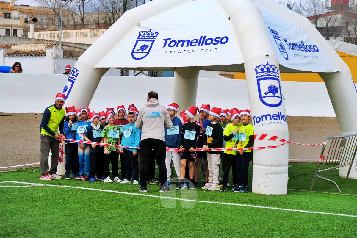 La Carrera Papá Noel llena el Estadio Paco Gálvez de deporte, risas y espíritu navideño