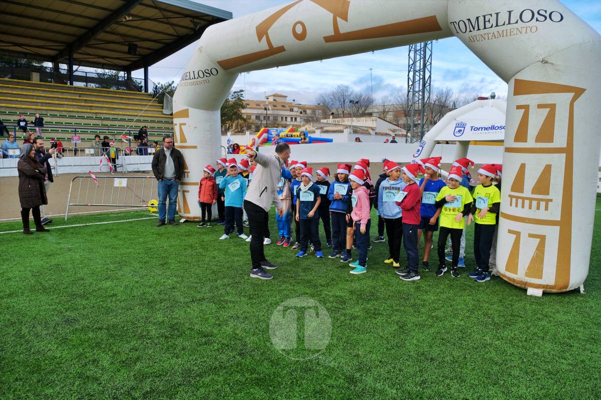 La Carrera Papá Noel llena el Estadio Paco Gálvez de deporte, risas y espíritu navideño