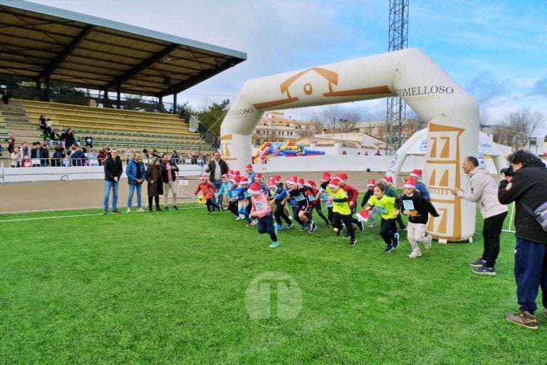 La Carrera Papá Noel llena el Estadio Paco Gálvez de deporte, risas y espíritu navideño