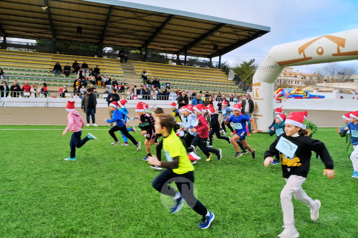 La Carrera Papá Noel llena el Estadio Paco Gálvez de deporte, risas y espíritu navideño