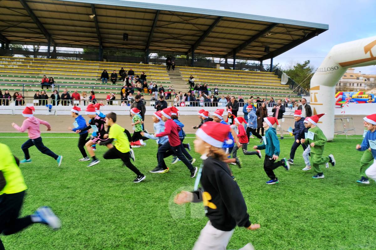 La Carrera Papá Noel llena el Estadio Paco Gálvez de deporte, risas y espíritu navideño