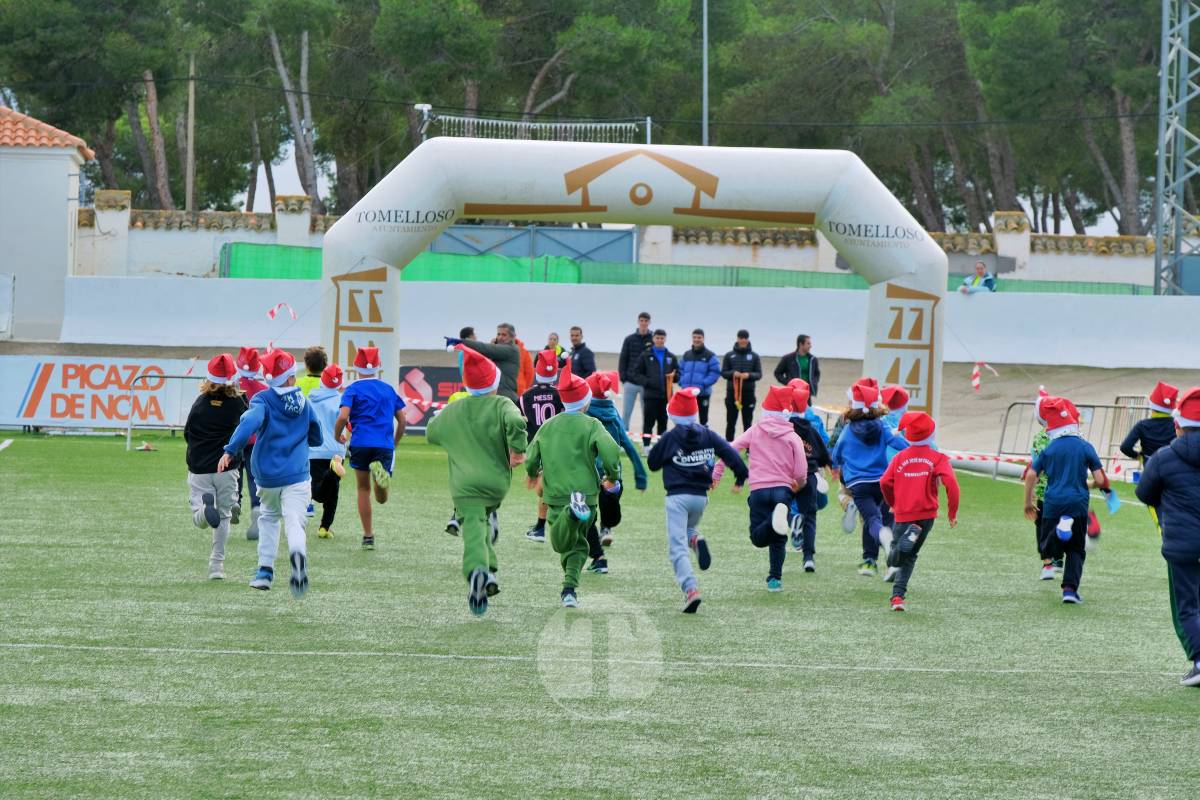La Carrera Papá Noel llena el Estadio Paco Gálvez de deporte, risas y espíritu navideño