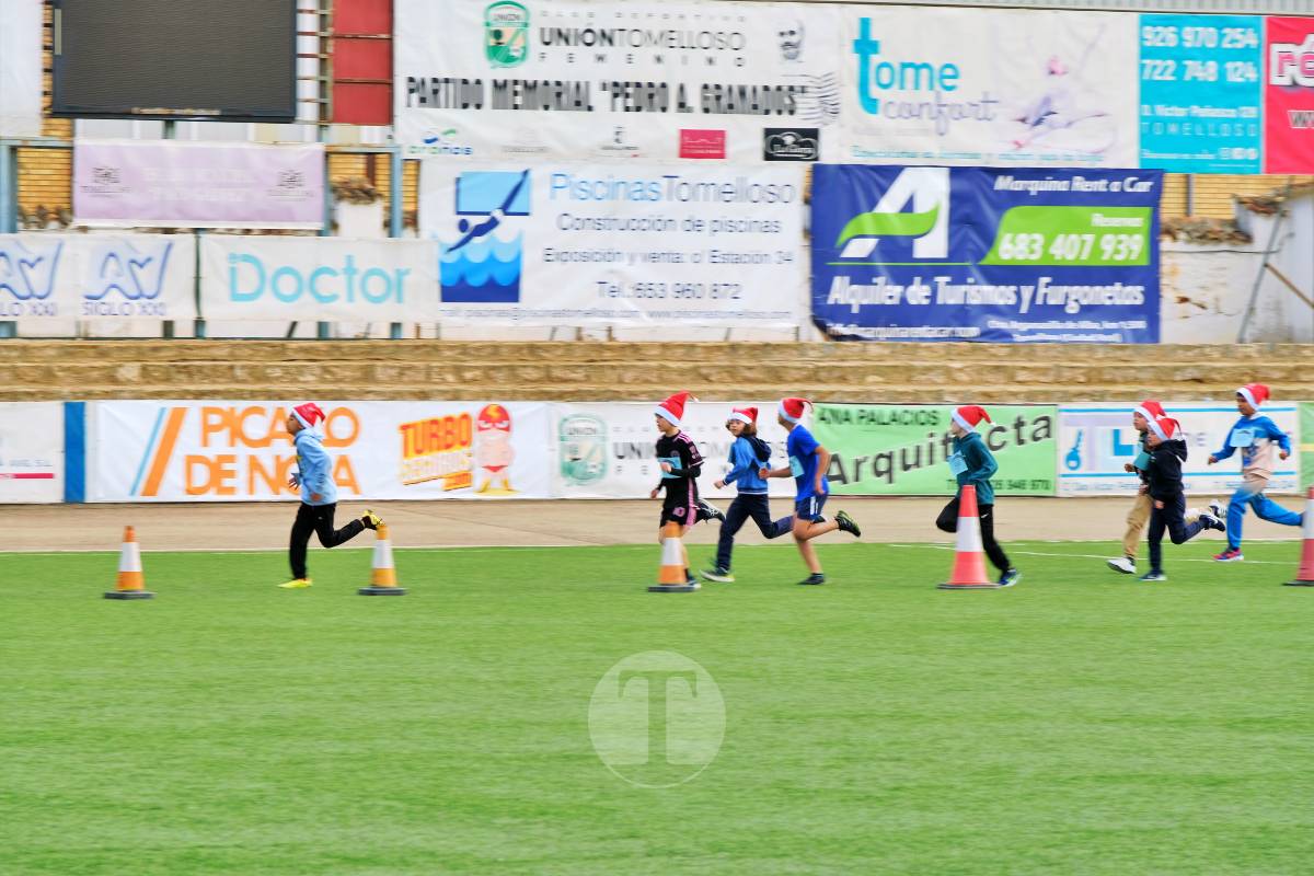 La Carrera Papá Noel llena el Estadio Paco Gálvez de deporte, risas y espíritu navideño