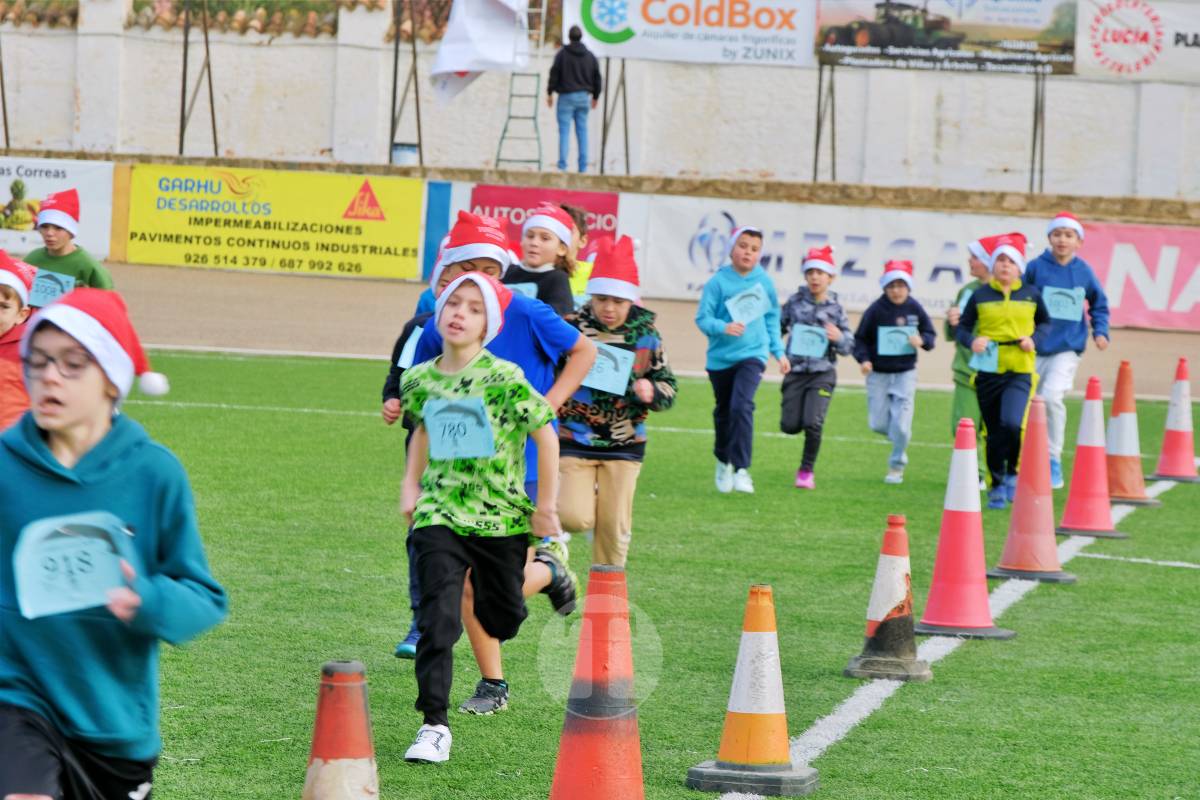 La Carrera Papá Noel llena el Estadio Paco Gálvez de deporte, risas y espíritu navideño