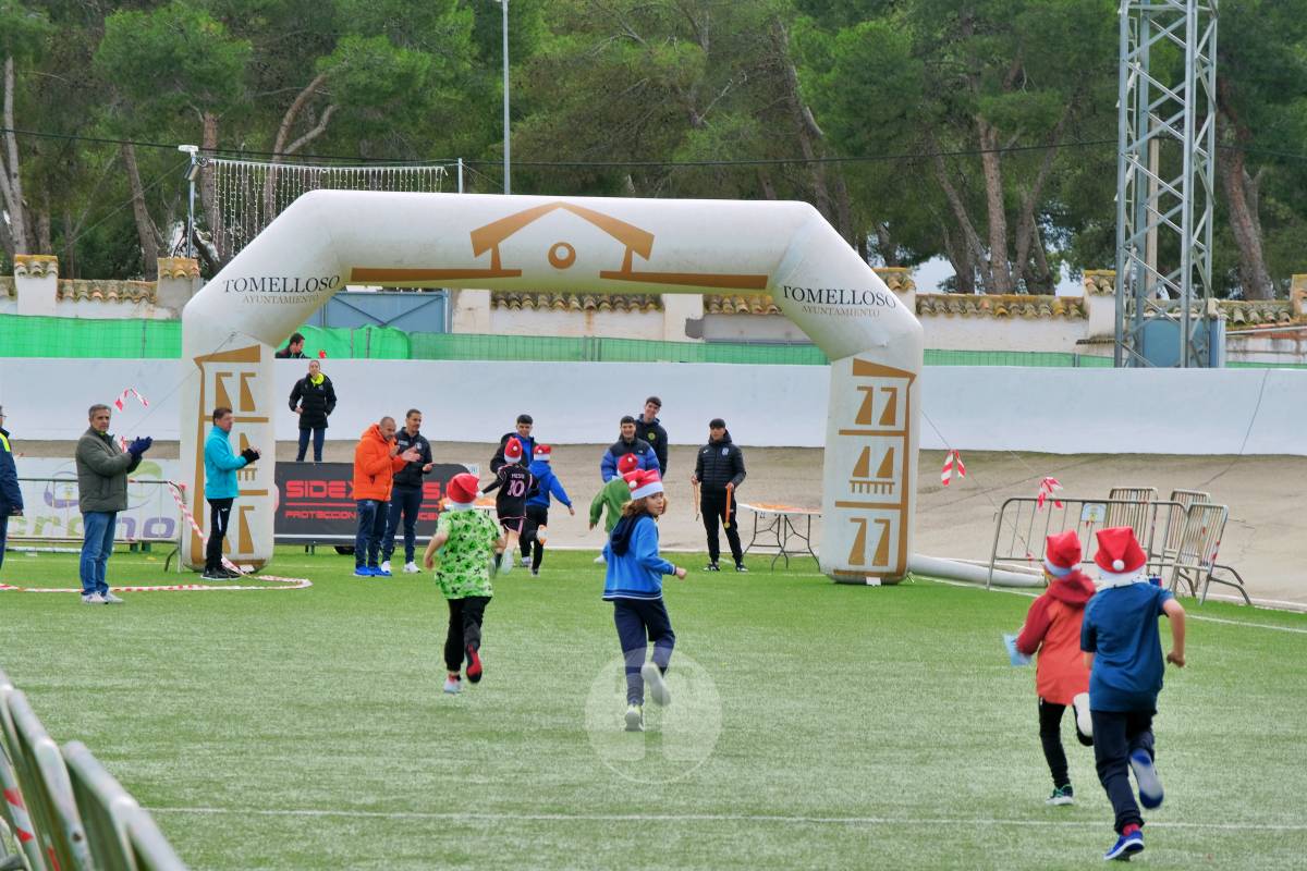 La Carrera Papá Noel llena el Estadio Paco Gálvez de deporte, risas y espíritu navideño