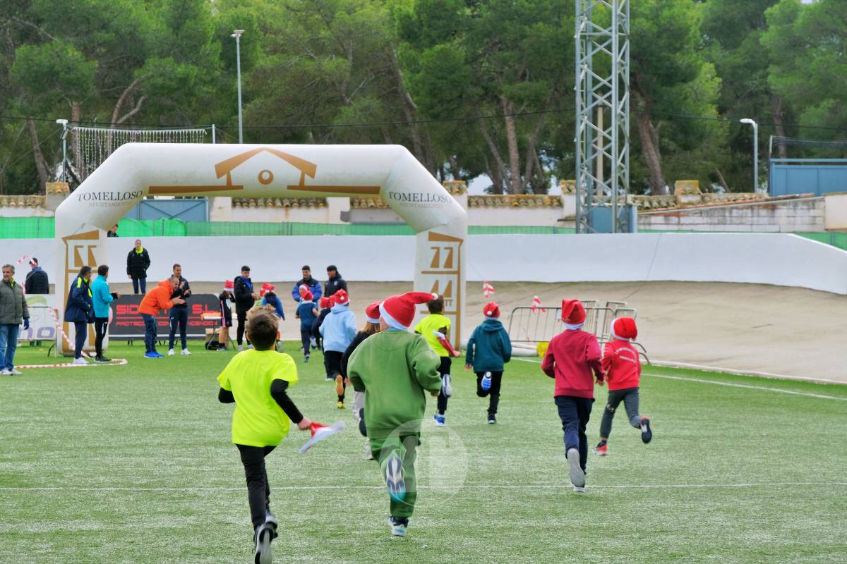 La Carrera Papá Noel llena el Estadio Paco Gálvez de deporte, risas y espíritu navideño