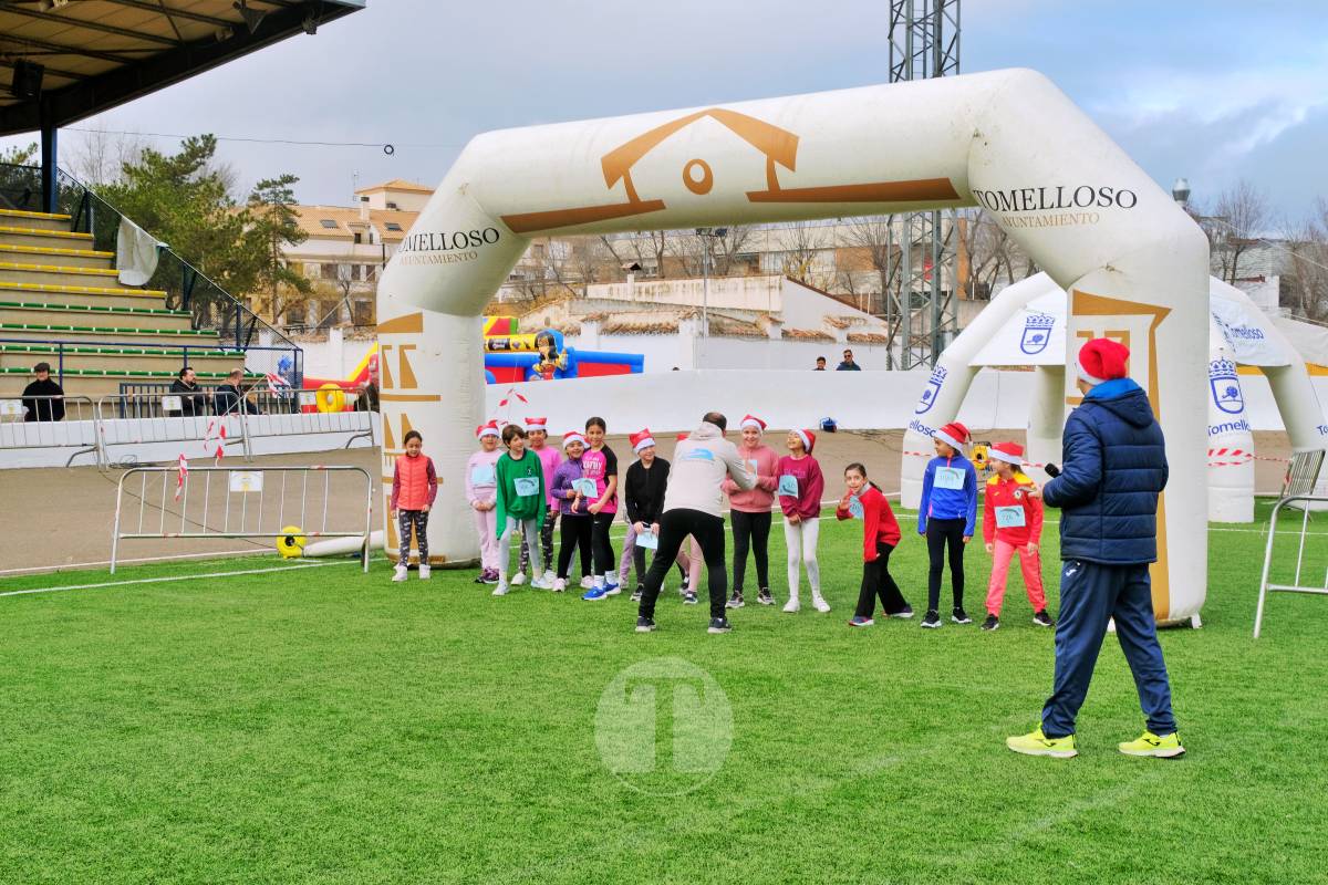 La Carrera Papá Noel llena el Estadio Paco Gálvez de deporte, risas y espíritu navideño