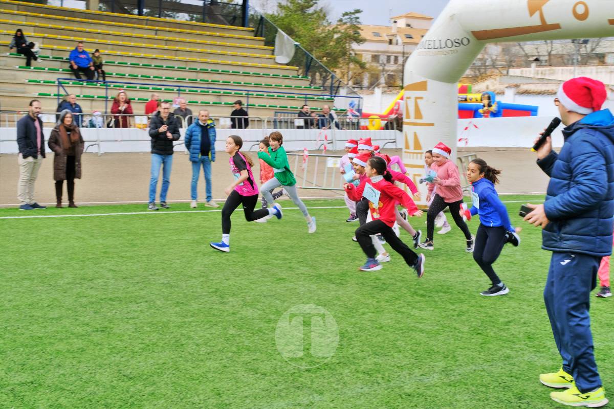 La Carrera Papá Noel llena el Estadio Paco Gálvez de deporte, risas y espíritu navideño