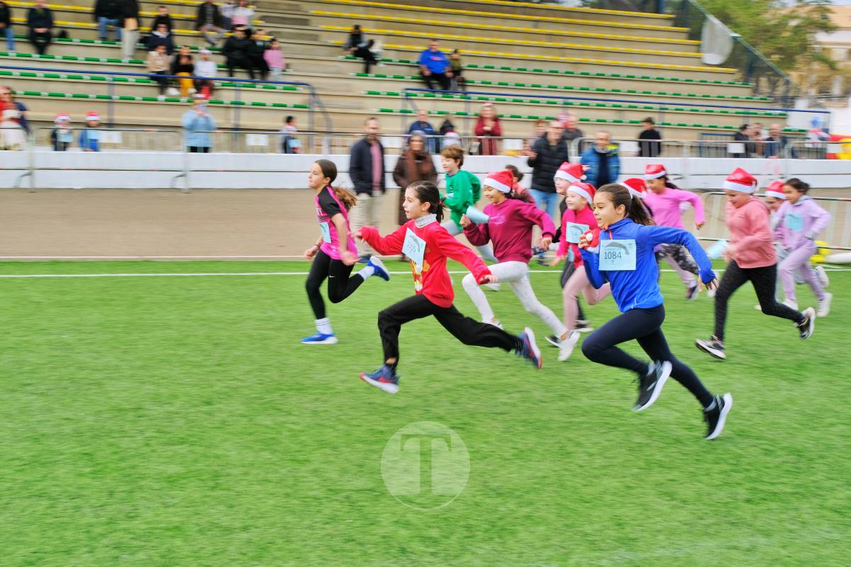 La Carrera Papá Noel llena el Estadio Paco Gálvez de deporte, risas y espíritu navideño