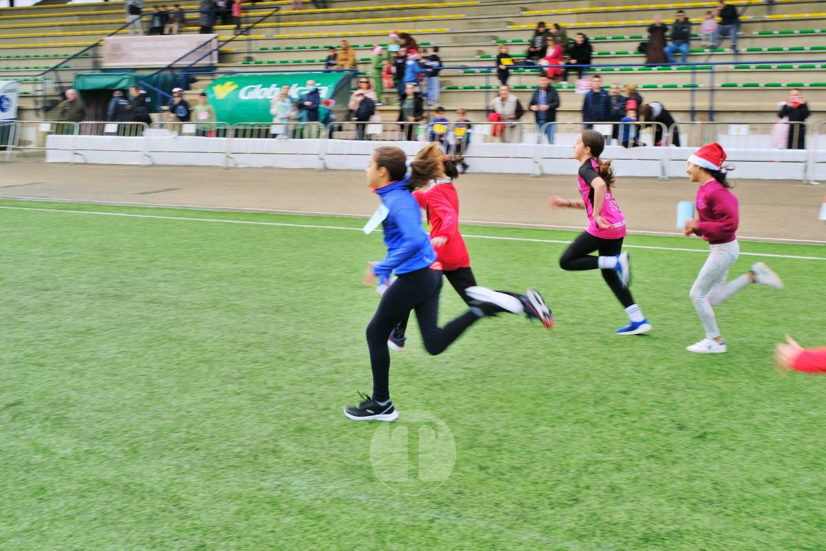 La Carrera Papá Noel llena el Estadio Paco Gálvez de deporte, risas y espíritu navideño