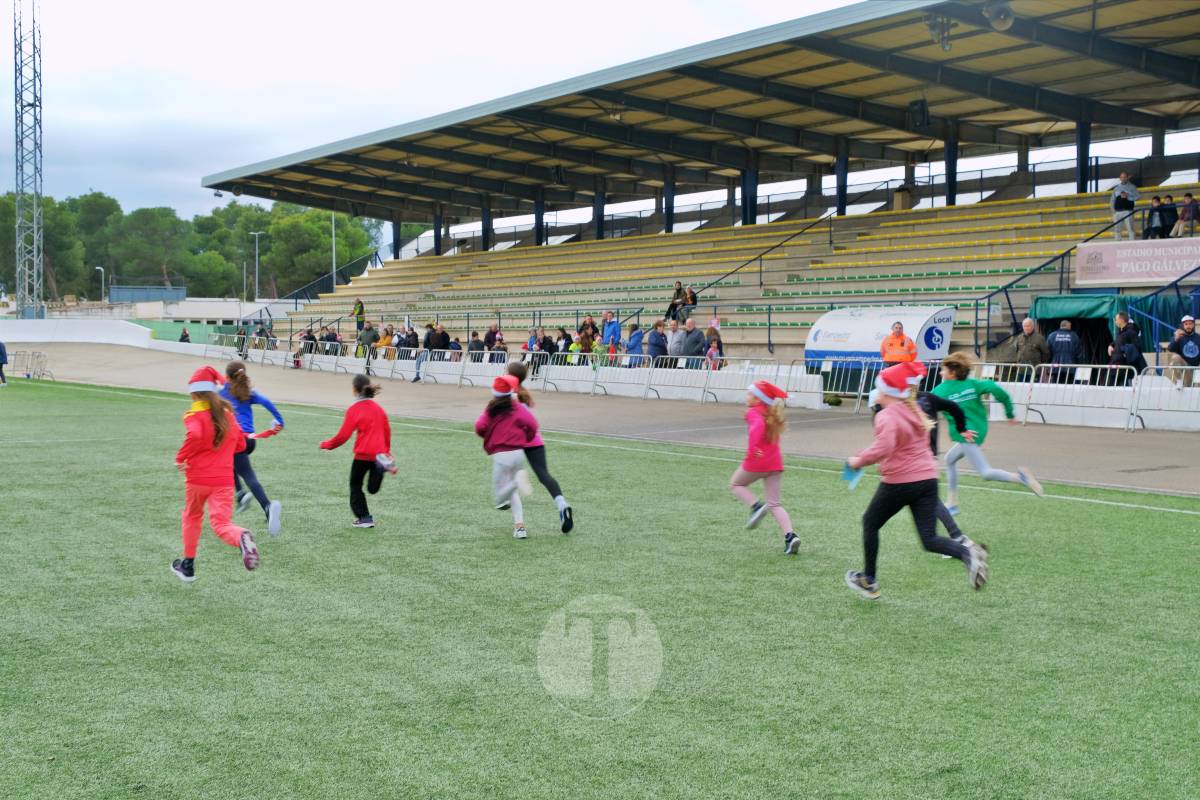 La Carrera Papá Noel llena el Estadio Paco Gálvez de deporte, risas y espíritu navideño