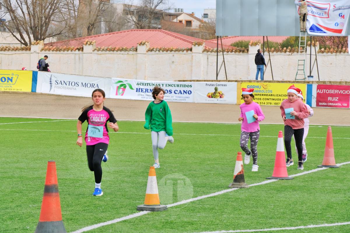 La Carrera Papá Noel llena el Estadio Paco Gálvez de deporte, risas y espíritu navideño