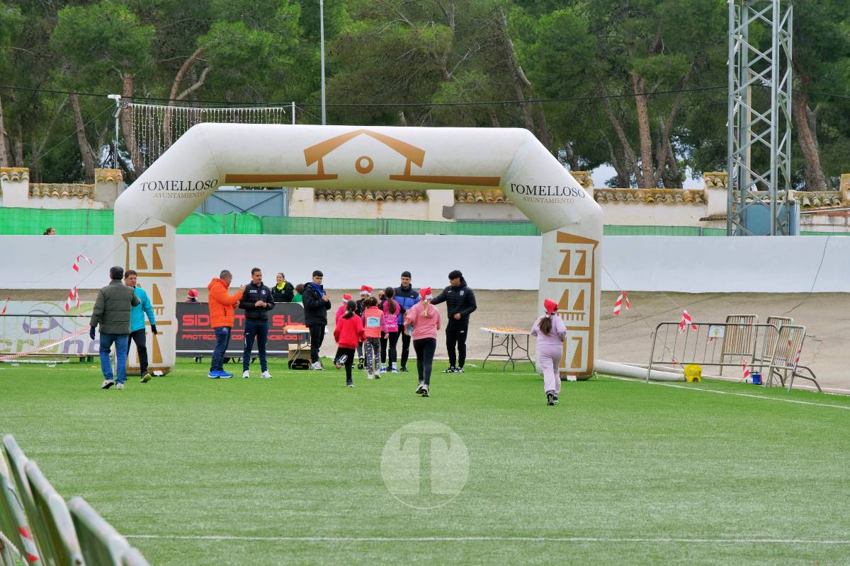 La Carrera Papá Noel llena el Estadio Paco Gálvez de deporte, risas y espíritu navideño