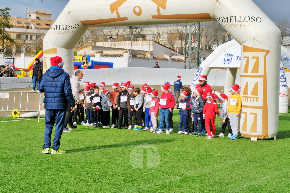 La Carrera Papá Noel llena el Estadio Paco Gálvez de deporte, risas y espíritu navideño