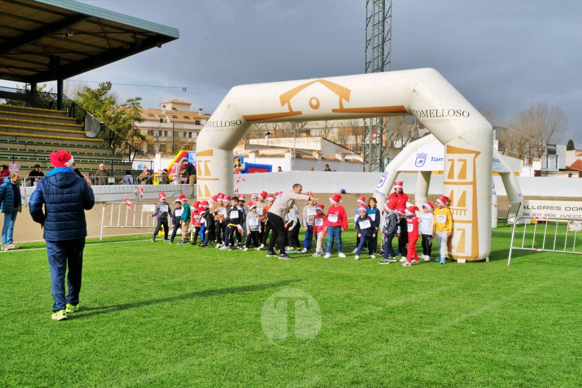 La Carrera Papá Noel llena el Estadio Paco Gálvez de deporte, risas y espíritu navideño